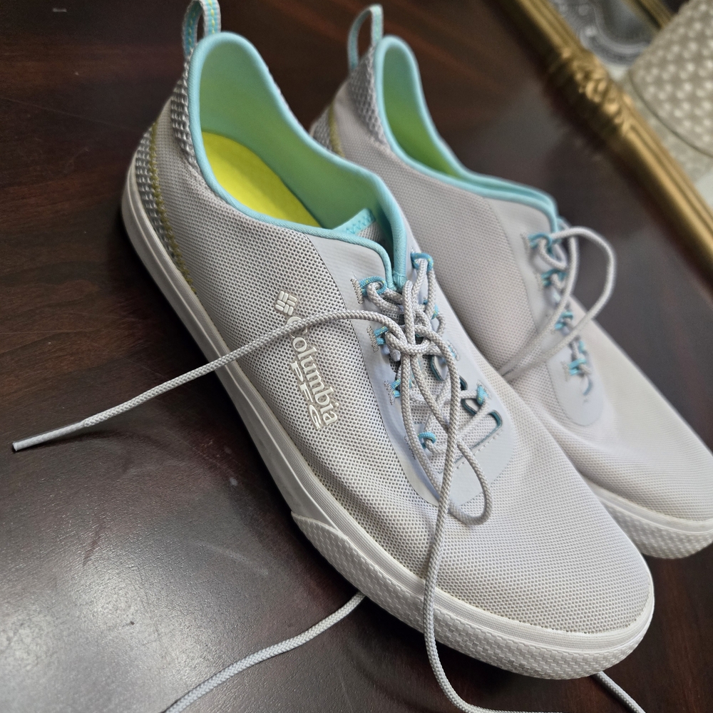 Columbia Light Gray Sneakers with Teal Highlights